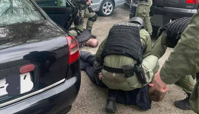 Policijski timovi Uprave policije MUP-a ZDK vrše pretrese na 3 lokacije u Zenici Akcija Meta II