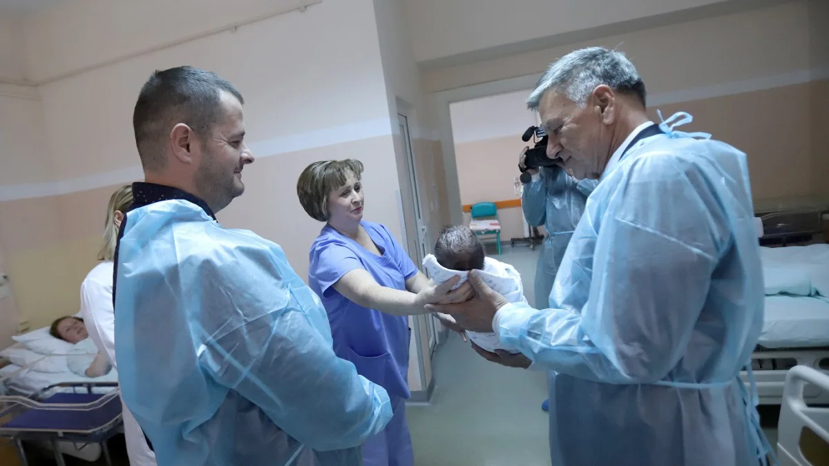 Gradonačelnik Kasumović Darovao Prvorođenu Bebu Na Dan Zenice