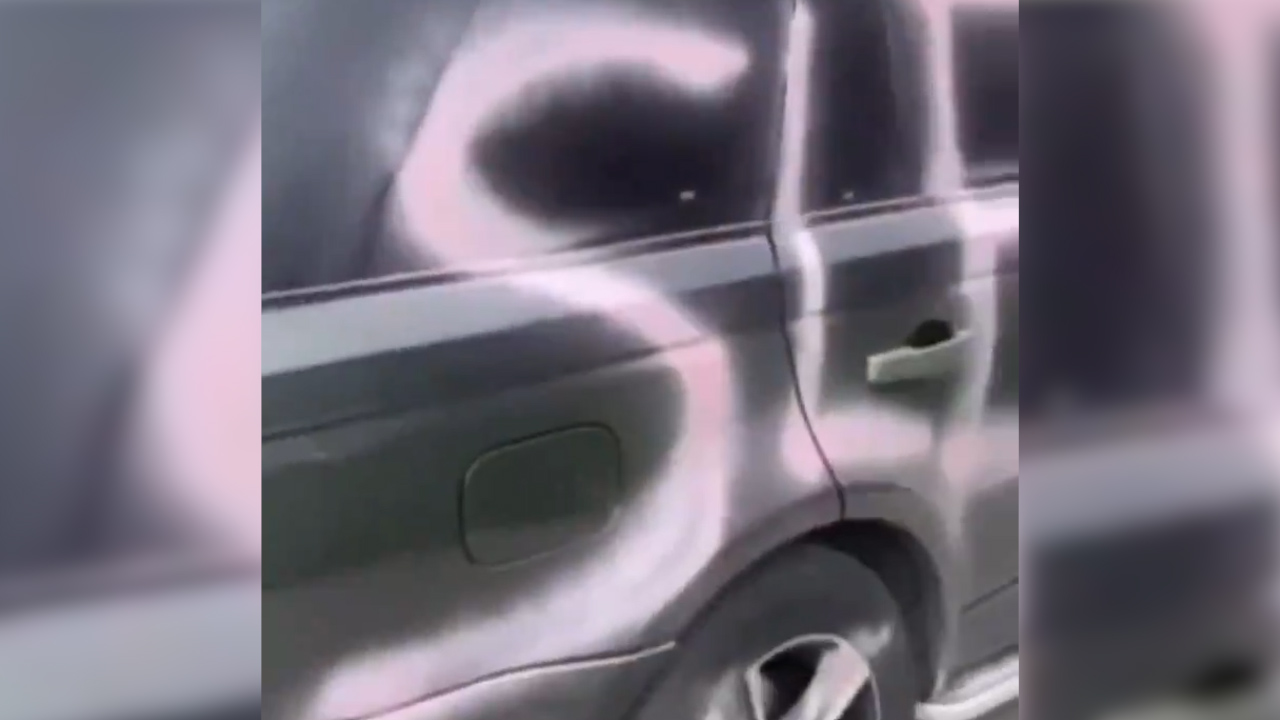Zeničaninu nepoznata osoba išarala vozilo sprejom u boji