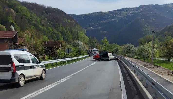 Saobraćajna nesreća kod Nemile, učestvovala tri putnička vozila