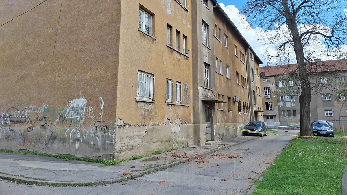 Olujni udari vjetra u Zenici izazvali urušavanje fasade i crijepa sa zgrada (FOTO)
