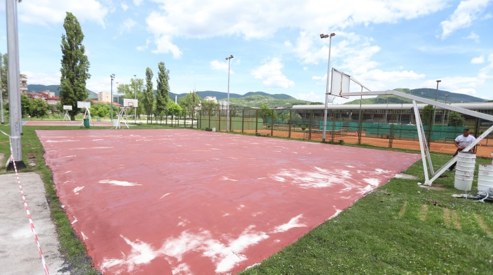 Na Kamberovića polju u Zenici počela adaptacija košarkaškog i odbojkaškog terena (FOTO)