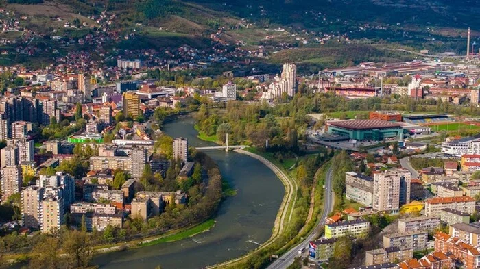 Nasilnici u Zenici pretukli komšije, povrijeđena i djeca Zenica