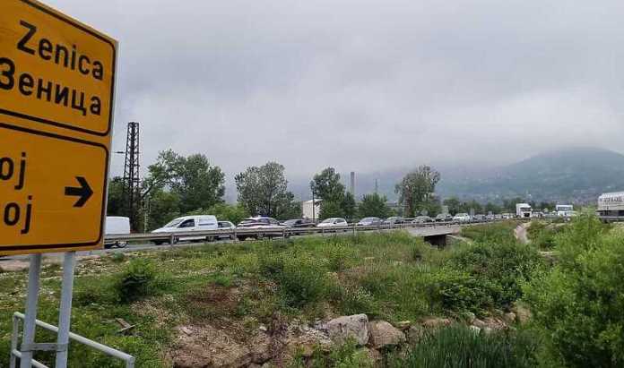 Kod Zenice bježao od policije i automobilom završio u rijeci (VIDEO)