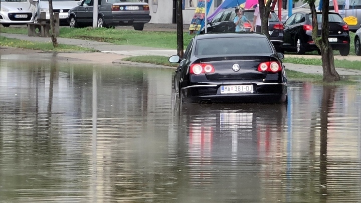 Jako nevrijeme pogodilo Doboj, voda se izlila iz šahtova