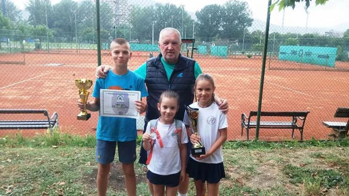 Sestre Petra i Klara Popović i Adnan Kolić izuzetno uspješni na turniru u Vukovaru i Tuzli (FOTO)