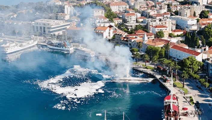 U Makarskoj izgorjela 35 metara duga jahta čiji je vlasnik iz Hercegovine (VIDEO)