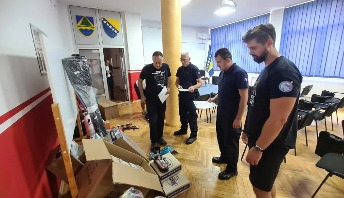 KUCZ ZDK uručila spasilačkim timovima specijalističku opremu vrijednu 83.000 KM (FOTO)