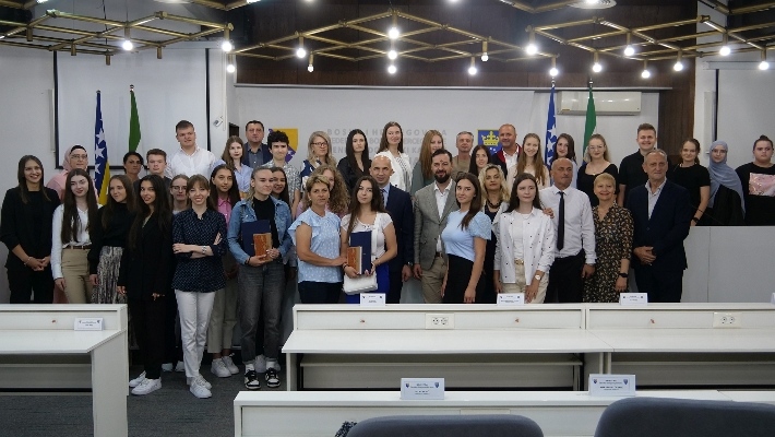 Premijer Pivić i ministar Mušija upriličili prijem za učenike generacije osnovnih i srednjih škola