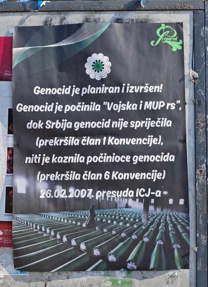 Zenica oblijepljena plakatima “Genocid je planiran i izvršen”