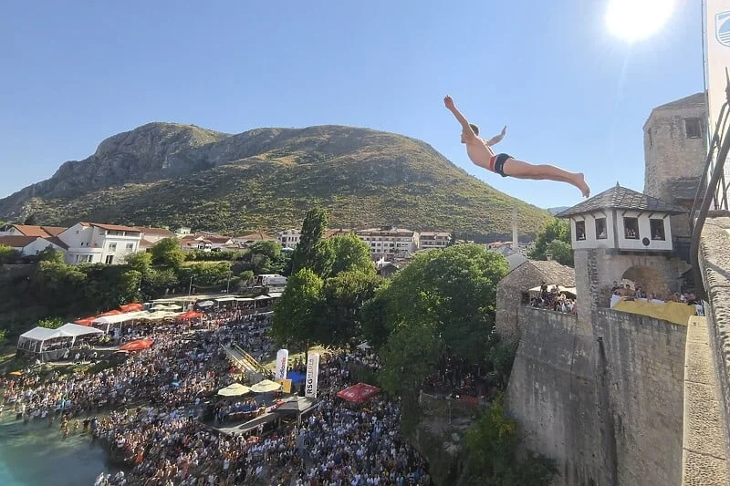 Zeničanin Vedad Dedić i Emel Tiro iz Mostara pobijedili na 458. skokovima sa Starog mosta