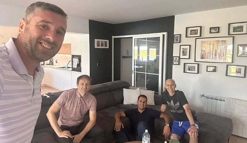 Damjanović, Spahić, Papac i Milenković posjetili bivšeg Zmaja koji sa širokim osmijehom vodi najveću bitku Sasa Papac Emir Spahic Dario Damjanovic