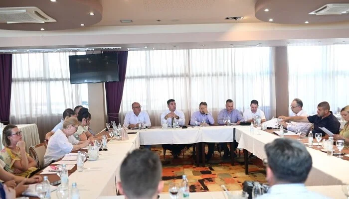 Ministar Adnan Šabani domaćin sastanka sa investitorima na temu “Pretvorba zemljišta, solarni paneli i koncesije”