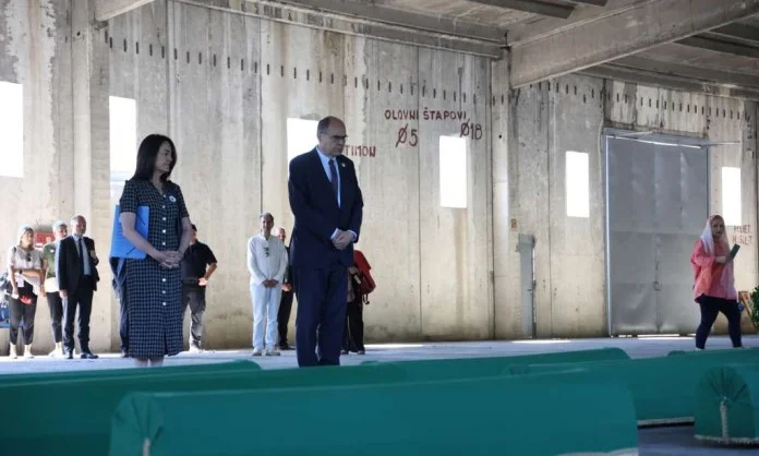 Schmidt u Potočarima: Pozvao bih neke u Banjoj Luci da dođu ovdje da šutimo i tugujemo