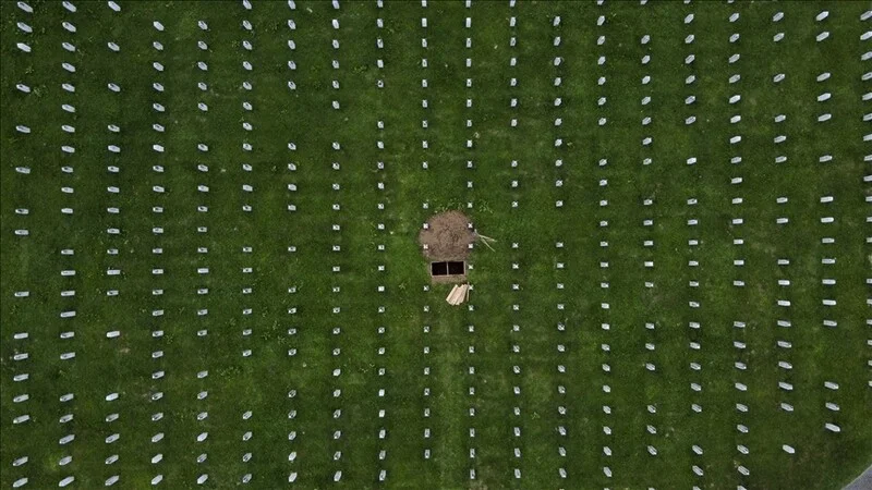Mezarje Memorijalnog centra Srebrenica iz zraka: Bijeli nišani svjedoci genocida nad Bošnjacima