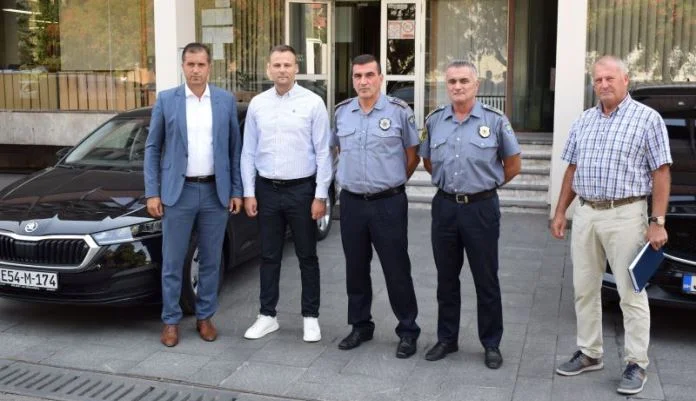 Ispred zgrade MUP-a ZDK upriličena dodjela službenog vozila