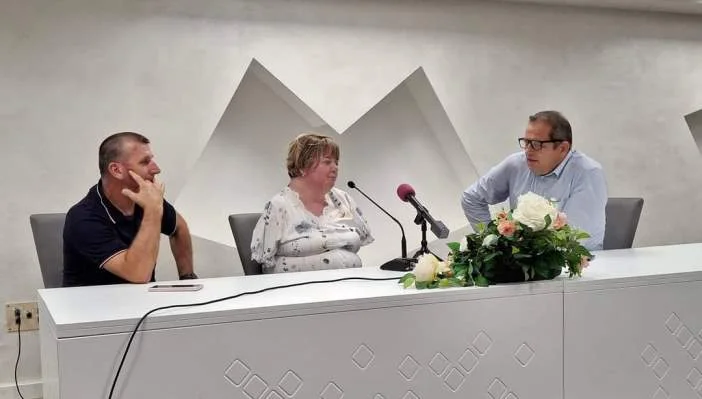 Udruženje “Baton” Zenica realizovalo projekciju dokumentarnog filma Oprostiti neoprostivo– Tragedija rata i moć opraštanja (FOTO)