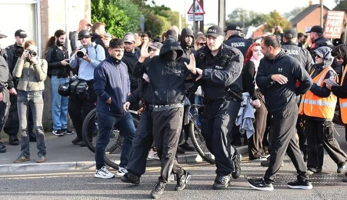 Otkrivene poruke desničara koji prave nerede u Velikoj Britaniji, spominju se Srebrenica i Ratko Mladić