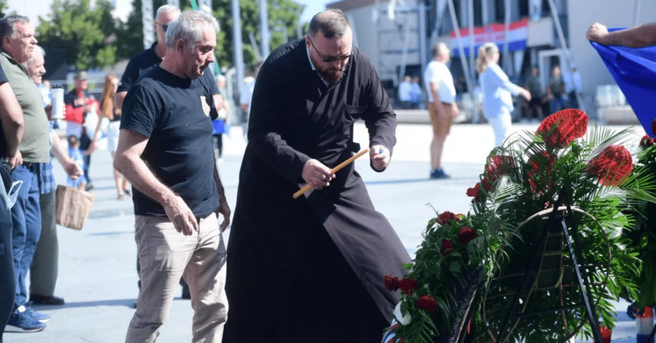 Pravoslavni svećenik poklonio se usred Knina u Hrvatskoj