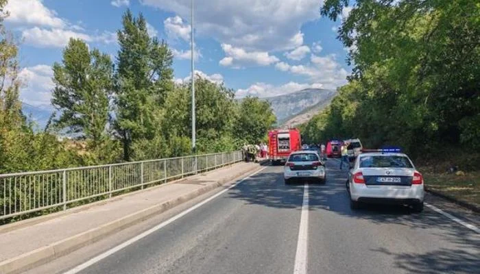 Kamion sletio u provaliju prema Neretvi, u toku izvlačenje vozača