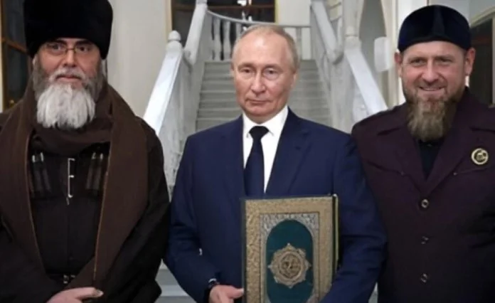 Objavljen je snimak Vladimira Putina kako ljubi Kur‘an u čečenskoj džamiji (VIDEO)