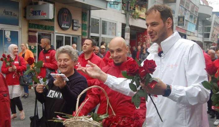 SDP Zenica: Kandidat za gradonačelnika Zenice i Gradsko vijeće dijelili ruže Zeničankama (FOTO)