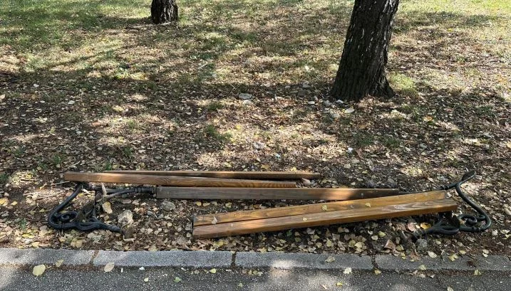 Vandali uništavaju klupe na Kamberovića polju (FOTO)