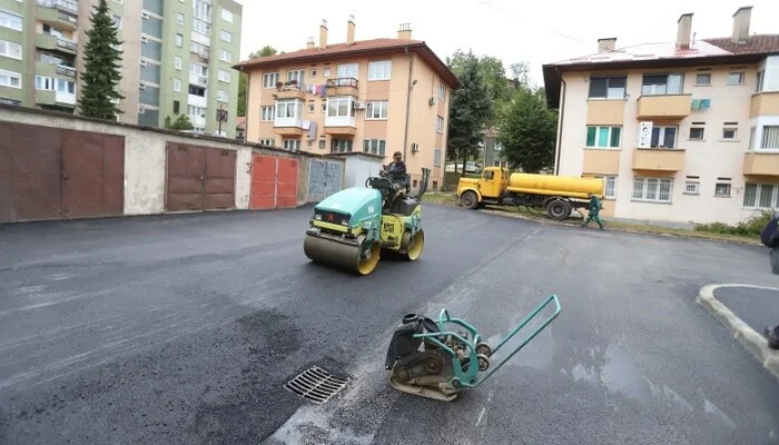 Asfaltiran plato u ulici Travnička cesta