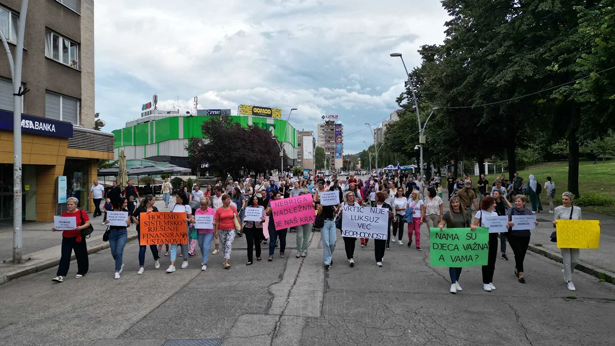 Održana mirna šetnja kao protest u borbi za bolje uslove u zeničkim vrtićima (VIDEO+FOTO)