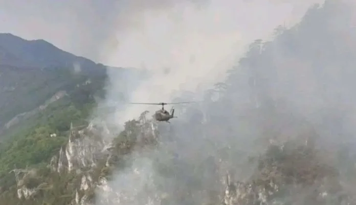 Helikopter Oružanih snaga BiH gasi požar kod Maglaja