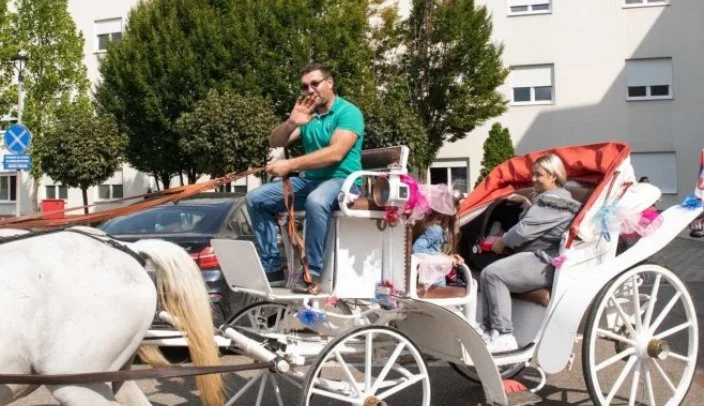 Ponosni tata u bijeloj kočiji dočekao mamu i bebu ispred porodilišta u Bijeljini