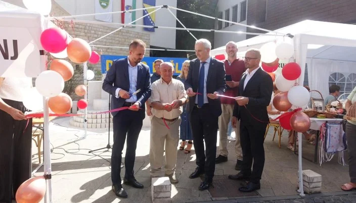 Ministar Čajić i načelnik Huskić otvorili 16. sajam meda, pekmeza, voćnih delicija, eko bilja i etno stvaralaštva