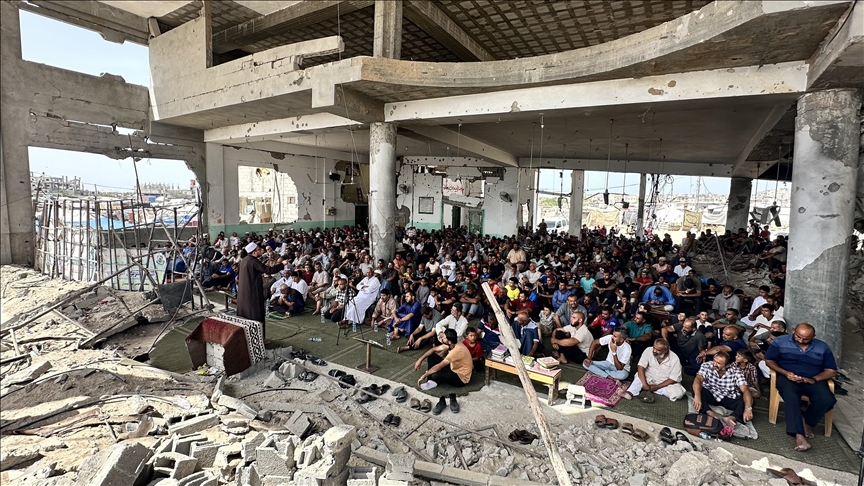 Palestinci na ruševinama džamije u Gazi klanjali džuma-namaz