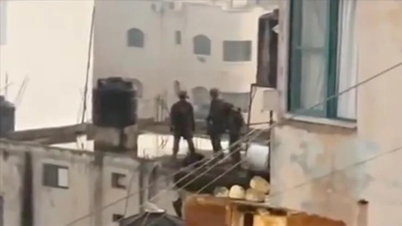 Uznemirujući snimci sa Zapadne obale: Izraelski vojnici bacili tijelo ubijenog Palestinca sa zgrade (VIDEO)