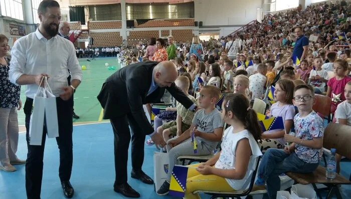 Prvačićima u Tešnju uručeni besplatni udžbenici i školski pribor