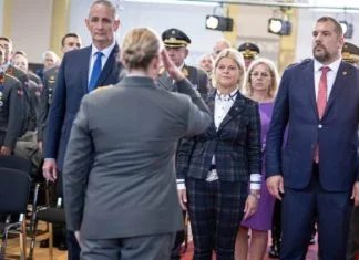 Austrijski mediji tvrde: Oficir iz BiH se odbio rukovati s austrijskom ministricom iz vjerskih razloga