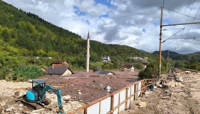 Kataklizmične scene iz Donje Jablanice, kuće zatrpane do krova