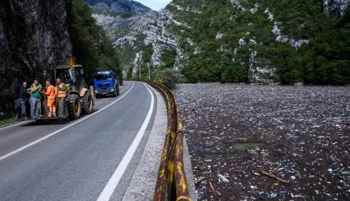 Nakon poplava Neretva zatrpana smećem (FOTO)