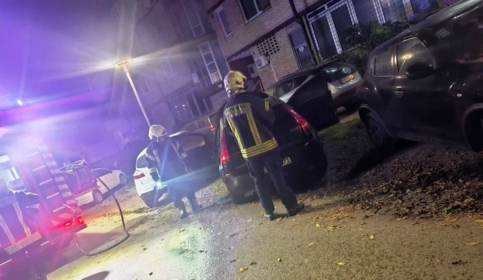 Na parkingu u Zenici zapaljena tri putnička automobila (FOTO)