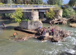 Članovi Interventne spasilačke službe Zenica čistili korito rijeke Bosne (FOTO) Akcija čišćenja ISS Zenica