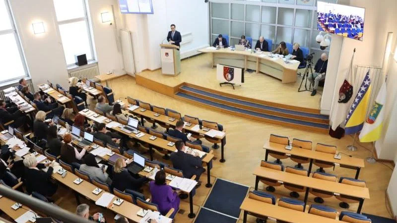 Porodiljama u Kantonu Sarajevo nisu uplaćene naknade, nema ni dječijeg doplatka, kasne plaće uposlenicima u javnom sektoru