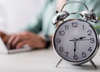 Ovog vikenda vraćamo sat unazad – naučnici upozoravaju na ozbiljne posljedice po zdravlje