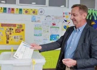 Spahija Kozlić obavio građansku dužnost, pozvao Zeničane da izaberu kompetentne i sa vizijom Spahija Kozlić