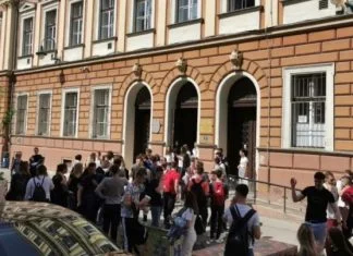 Devet učenika u pritvoru zbog prijetnji bombama u sarajevskim školama Učenici U Sarajevu