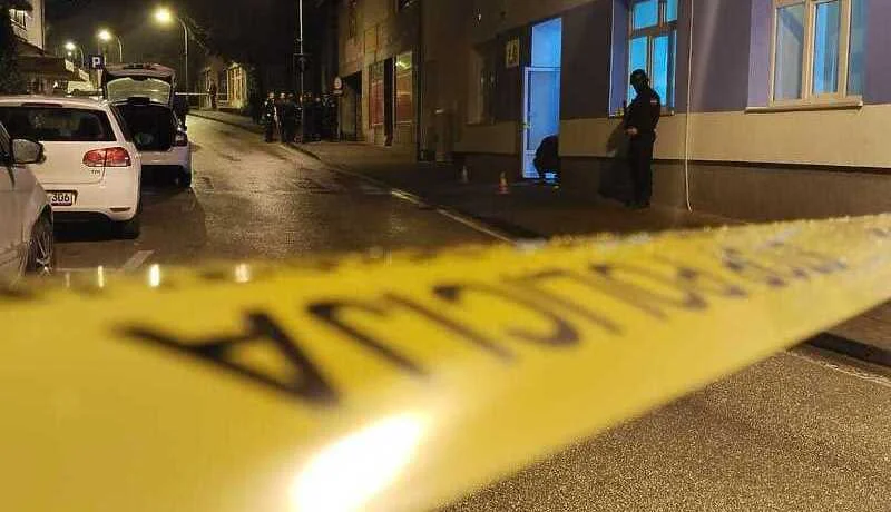 Maloljetnik napao policijsku stanicu u Bosanskoj Krupi: Nožem ubio policajca, drugom se ljekari bore za život