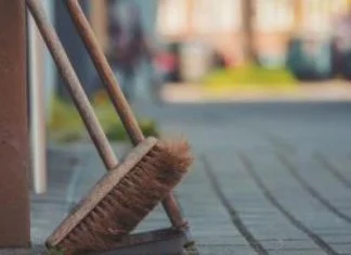 Dok je čistio ulicu, oteli mu lopatu i udarili ga po glavi