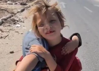 Snimka djevojčice koja nosi povrijeđenu sestru razorenim ulicama Gaze slama srce (VIDEO)