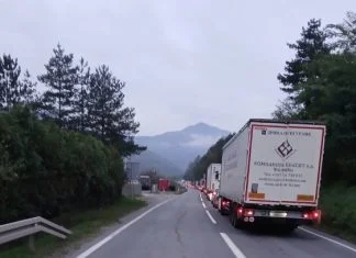 Nova saobraćajna na M-17, sudar dva teretna i dva putnička vozila