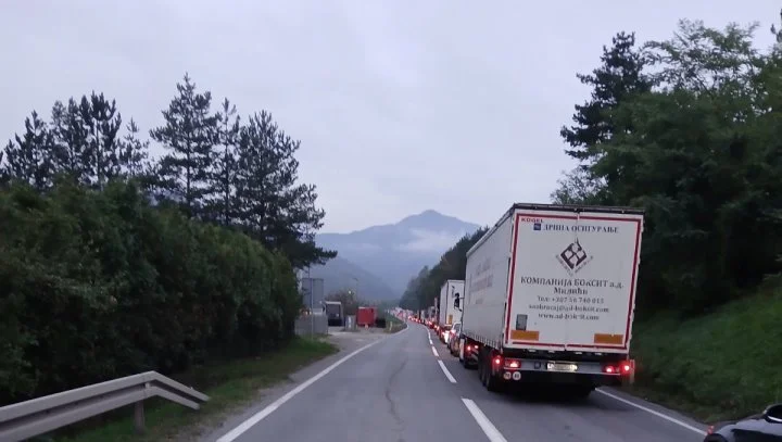 Nova saobraćajna na M-17, sudar dva teretna i dva putnička vozila