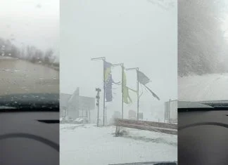 Nevrijeme na Smetovima, vjetar pokidao zastave, put neočišćen Foto: Alen Ruvić